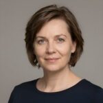 Портрет уверенного бизнесмена компании Уборка После на нейтральном фоне в студийном освещении